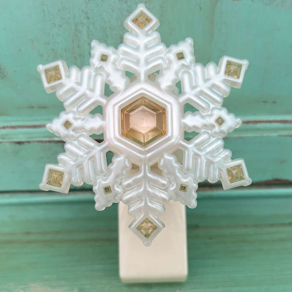Bath and Body Works Gold and Cream Winter Snowflake Wallflower Plug In